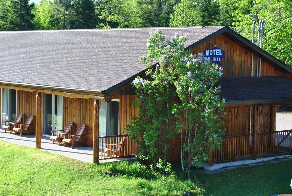 Motel Ours Bleu Lac-Saguay Exterior foto