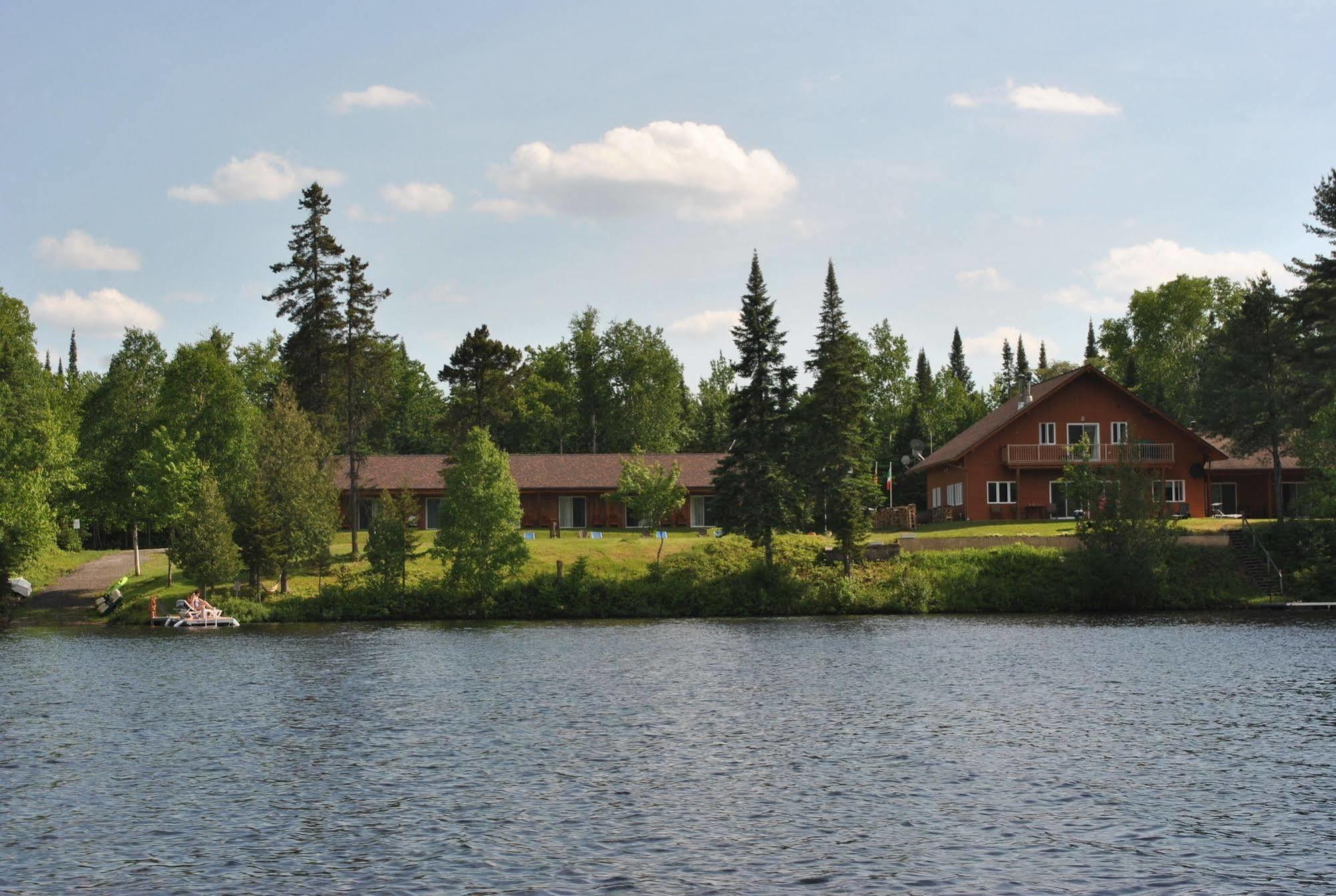 Motel Ours Bleu Lac-Saguay Exterior foto